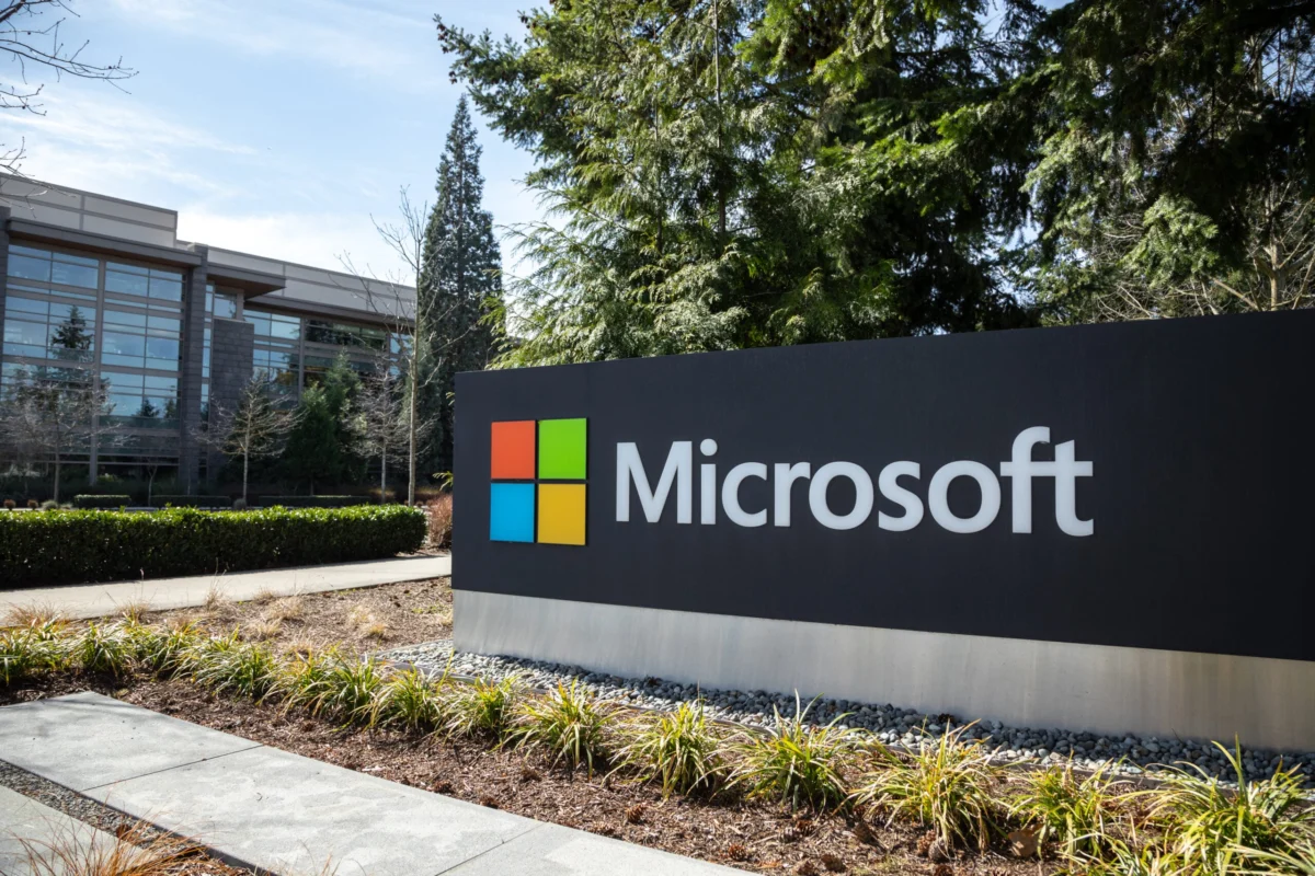 Bill Ackman’s Pershing Square Makes Microsoft a Core Holding, Exits Alphabet Amidst Contrasting Hedge Fund Views and AI Scrutiny