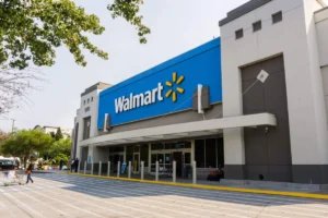 Walmart Shares Plunge Amid Decelerating Sales Concerns and Significant Insider Selling, Challenging Robust First-Quarter Performance